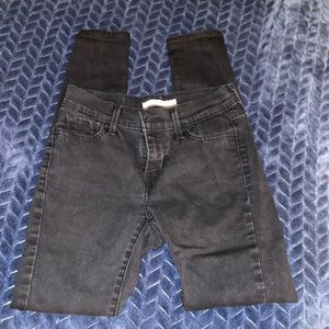 Levi’s - 710 Super Skinny in Black - Size 26